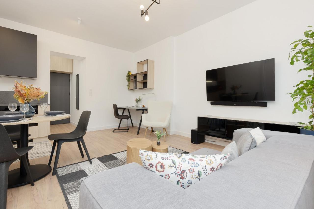 Lägenhet 10 Min Walk From Palace Of Culture & Science By Renters *